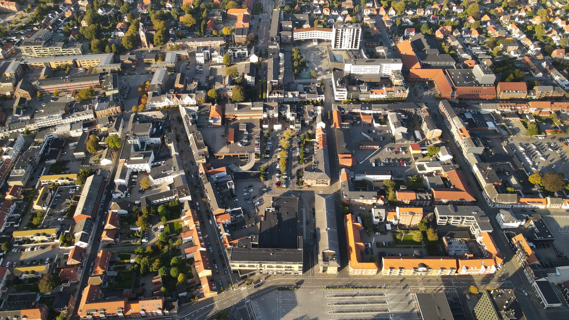 Gade i Herning med ældre bygninger